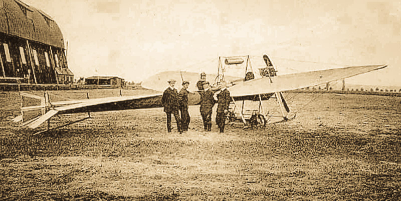 Ernst Schlegel mit dem Aviatik Eindecker auf dem Exe Konstanz